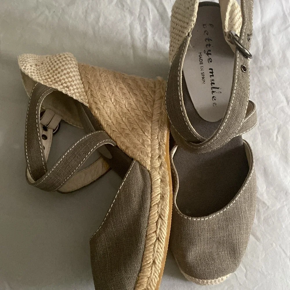 Bettye Muller Espadrille Wedge Heels size 38 made in Spain